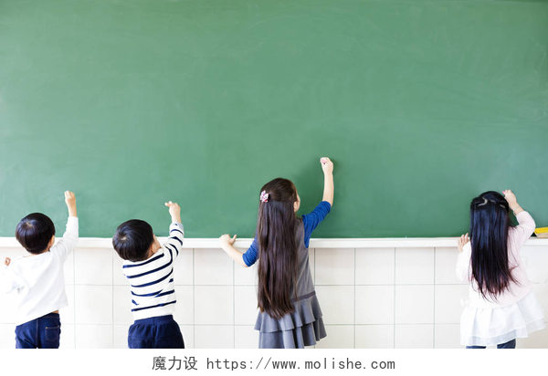 在黑板上画画的四个小朋友学校学生在黑板上画的后视图